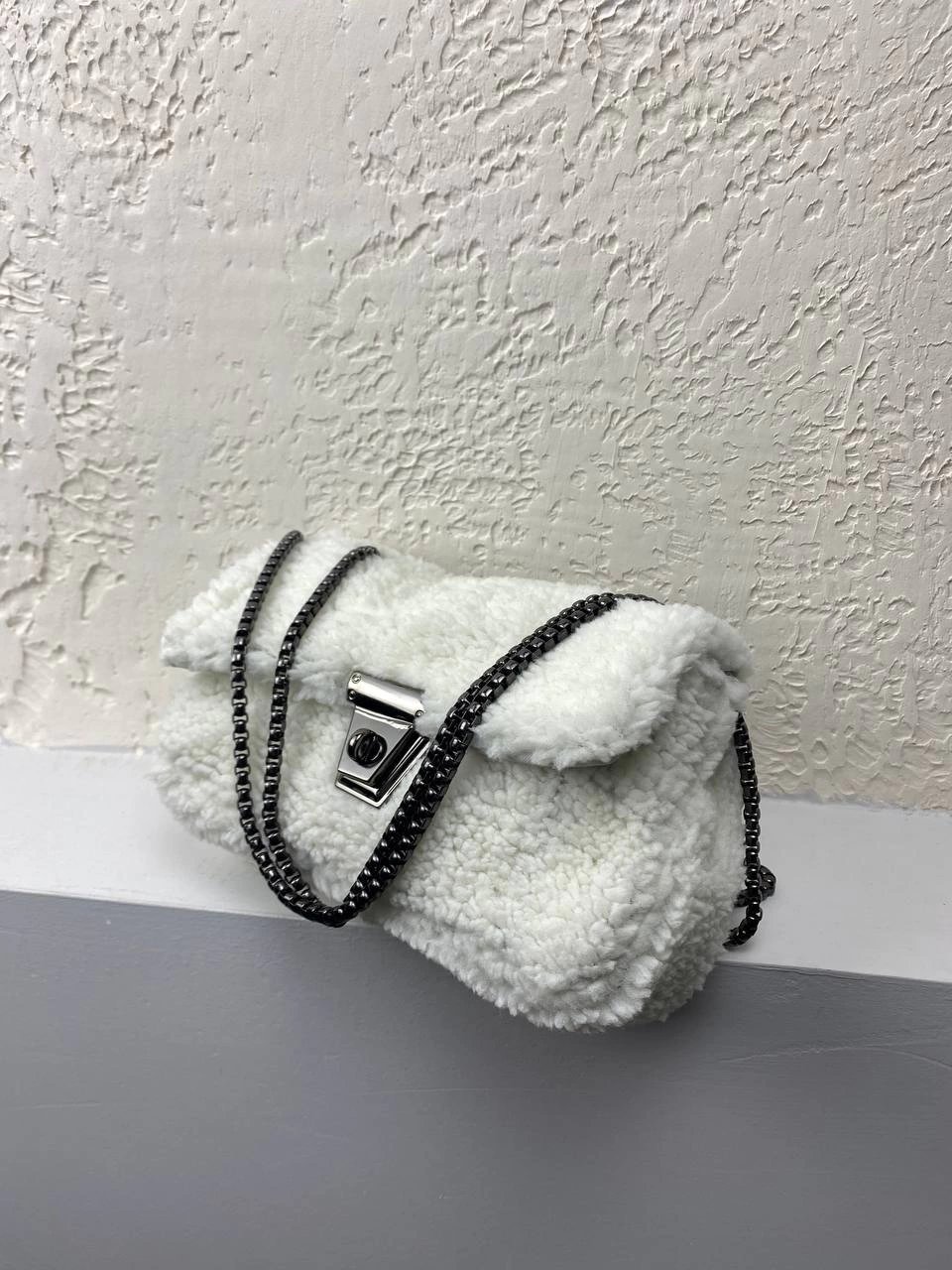 Beyaz Renk Zincirli Peluş Çanta