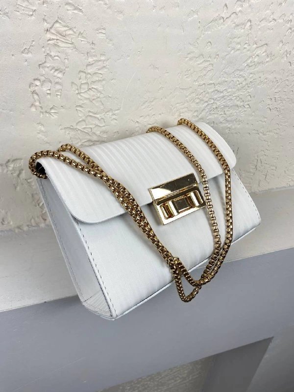 Beyaz Zincir Detaylı Çapraz Çanta