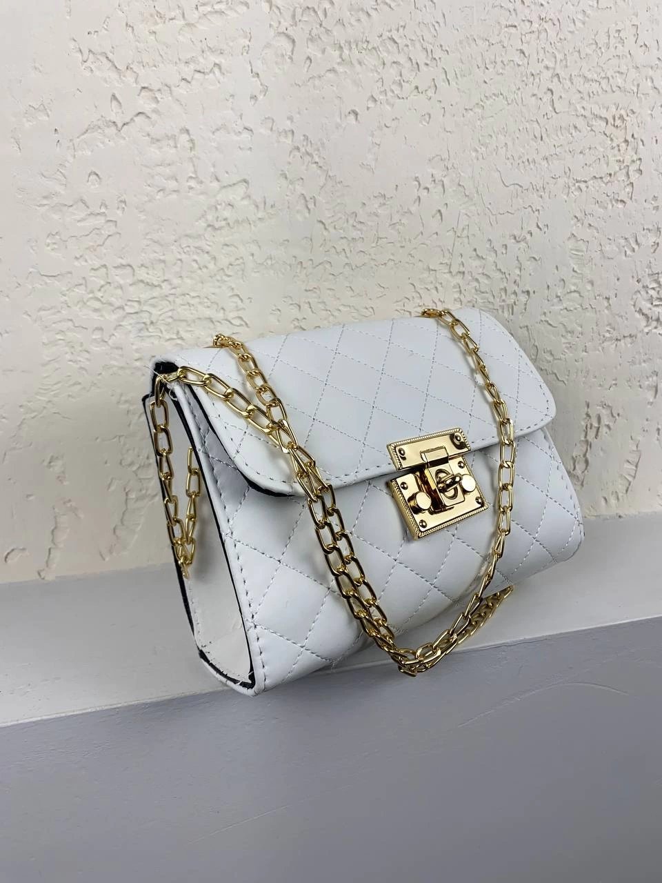 Beyaz Zincirli Kapitone Çanta
