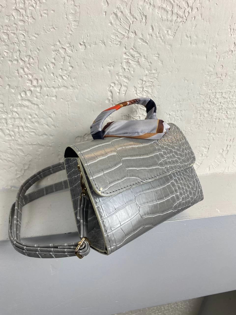 Gri Renk Fular Detaylı Kol Çanta