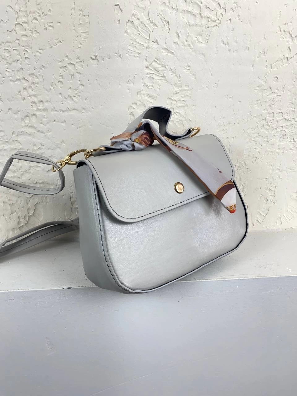 Gri Renk Fularlı Çapraz Çanta