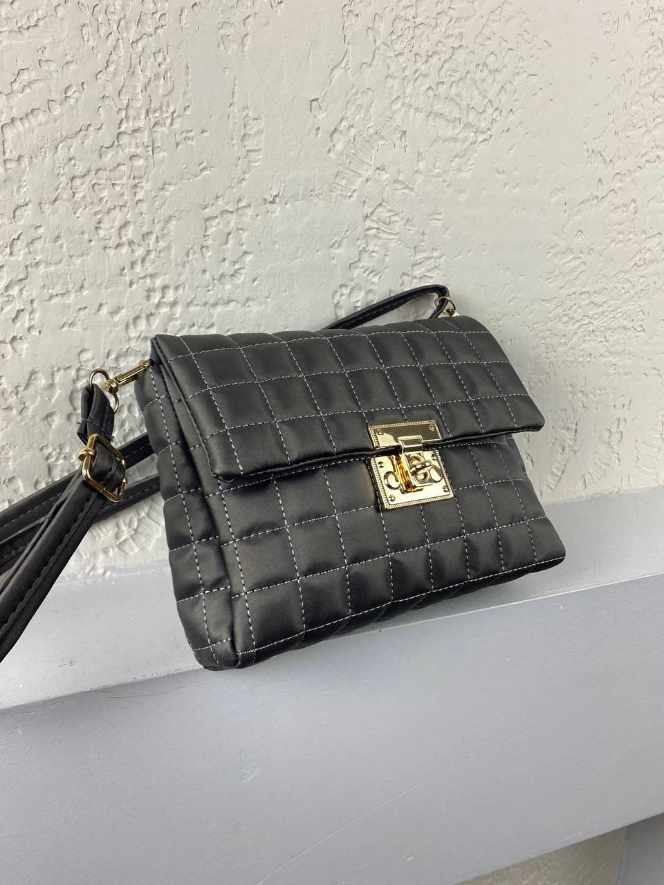 Gri Renk Kapitone Kilitli Çanta