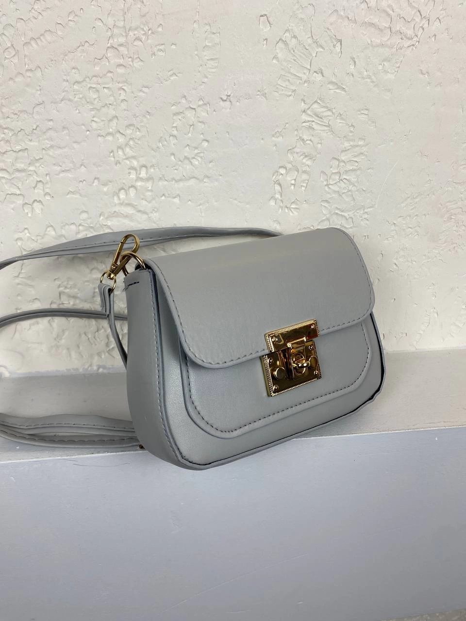 Gri Renk Kilitli Çapraz Çanta