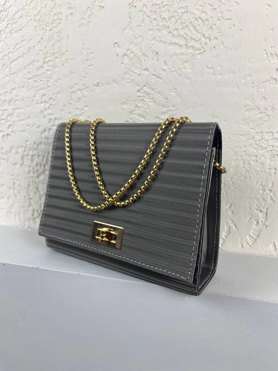 Gri Renk Zincir Detaylı Çanta