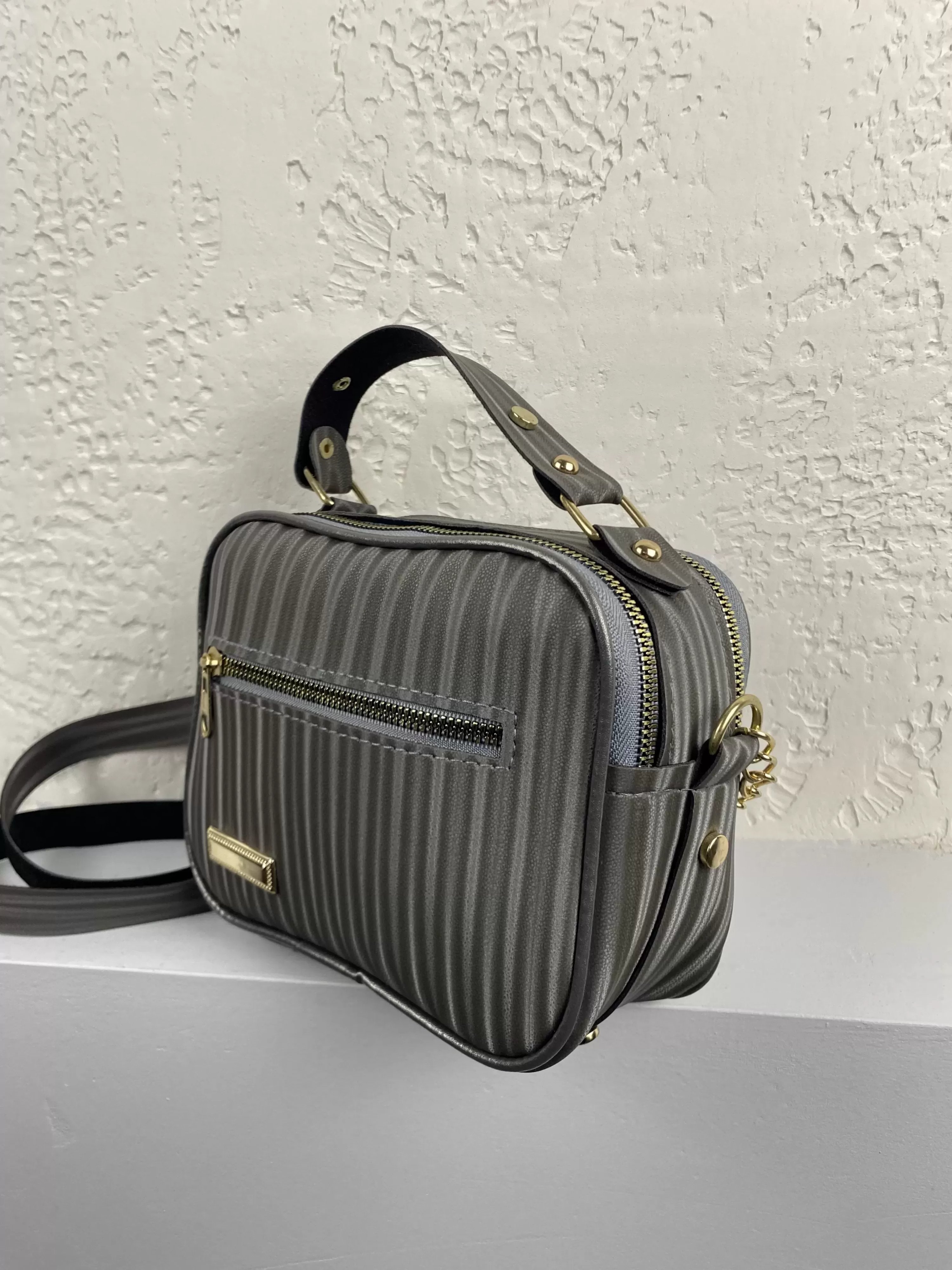 Gri Renk Zincir Detaylı Kol Çanta