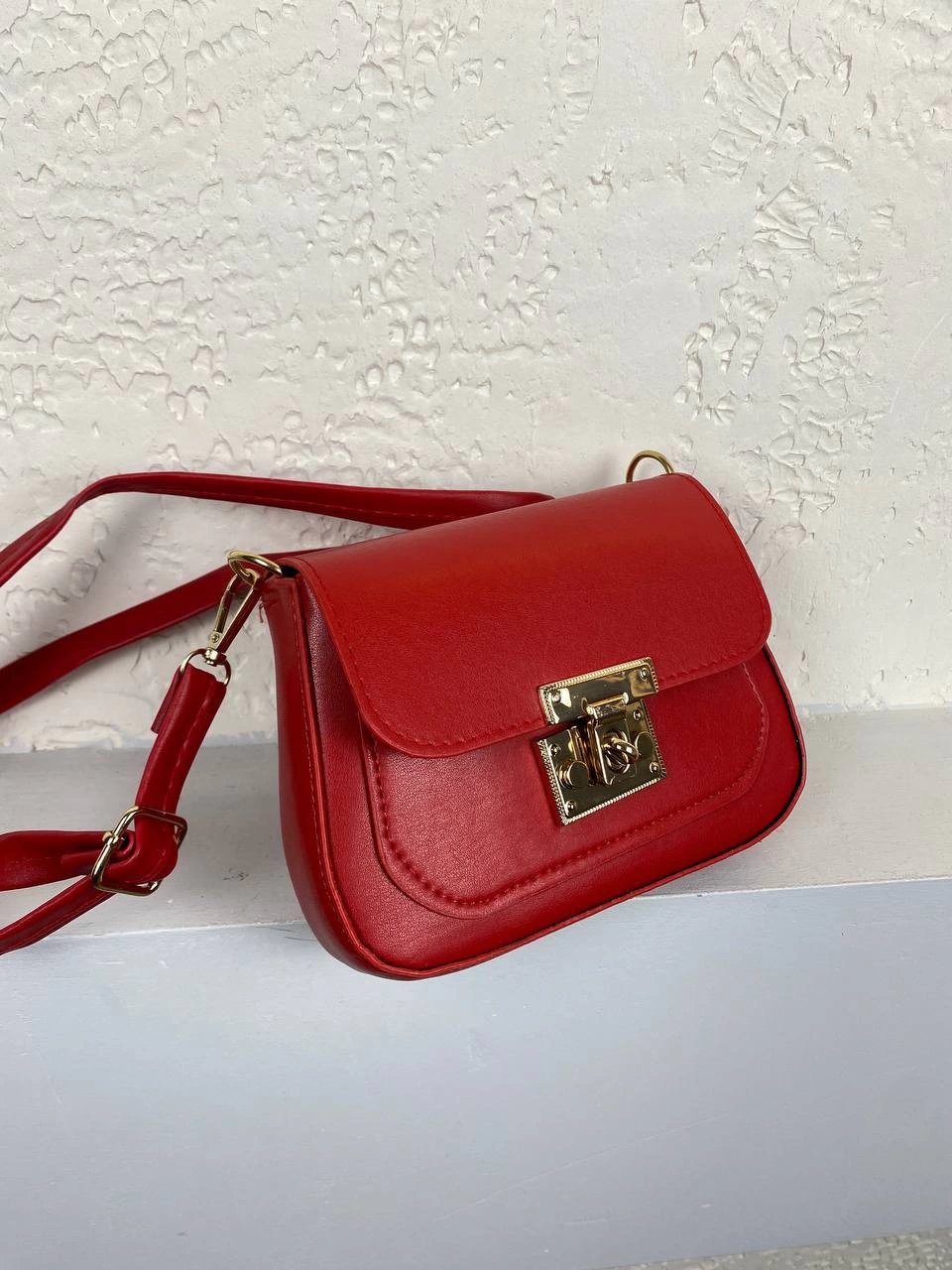 Kırmızı Renk Kilitli Çapraz Çanta