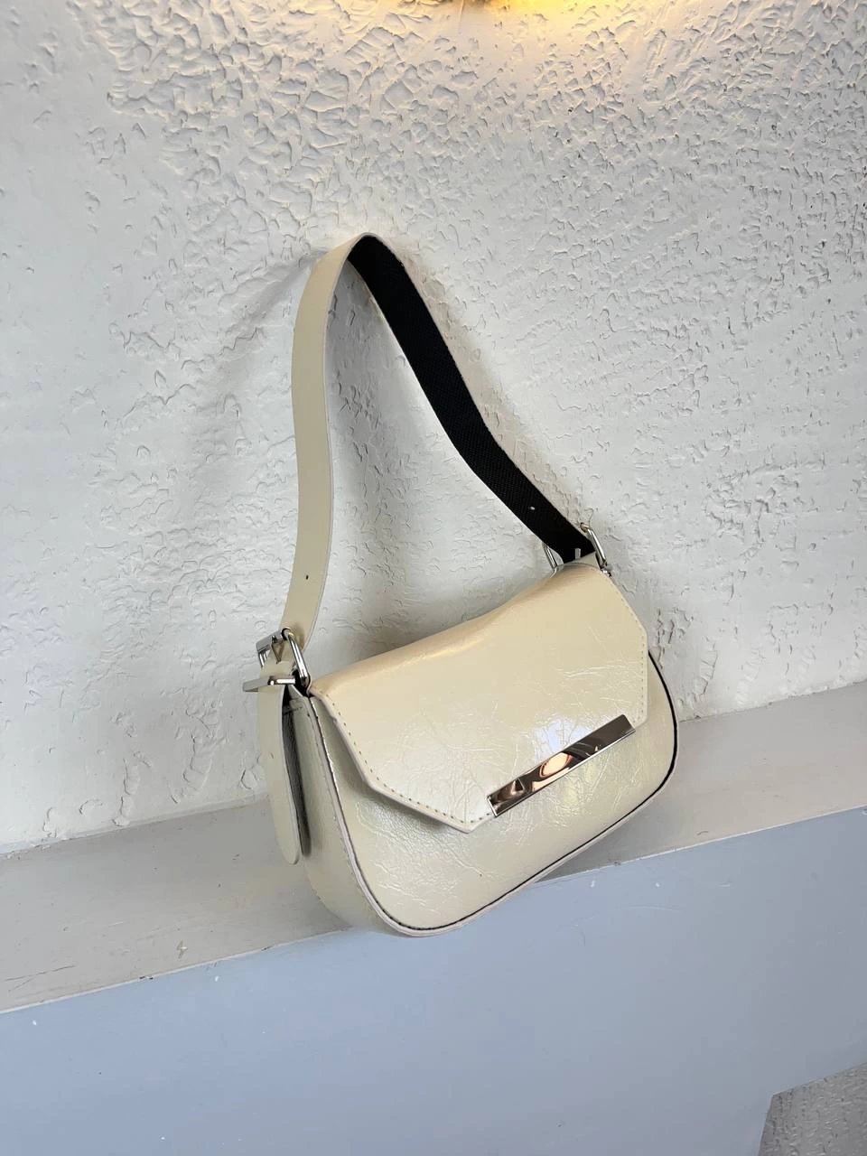 Krem Renk Önü Metal Kalıp Çanta CB8459