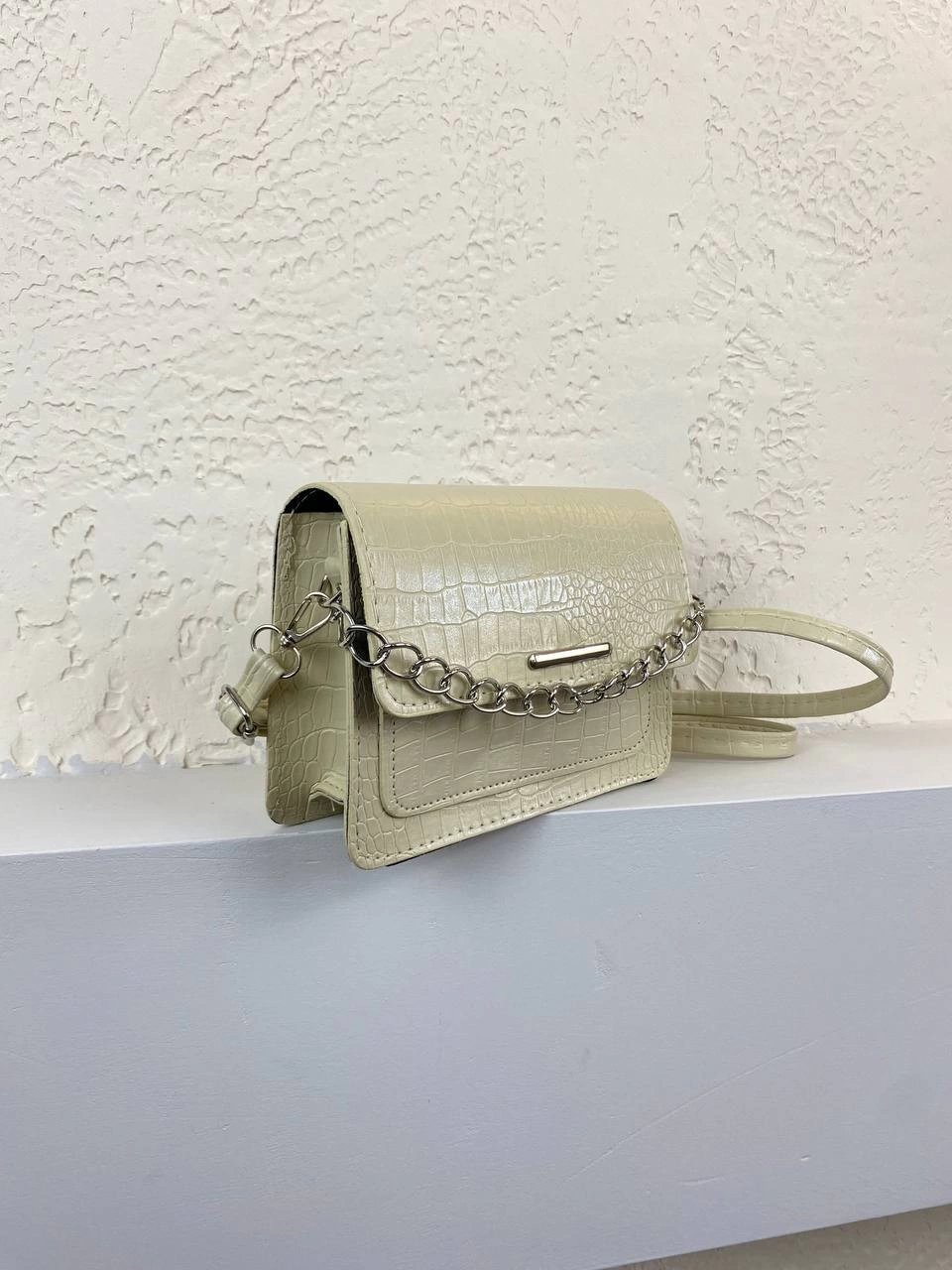 Krem Renk Zincir Detaylı Çapraz Askı Çanta