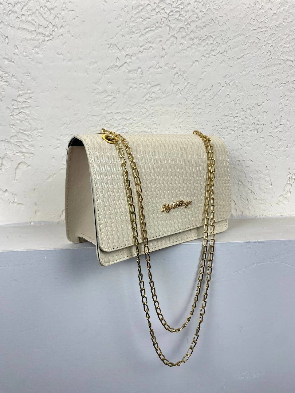 Krem Zincirli Çapraz Kalıp Çanta