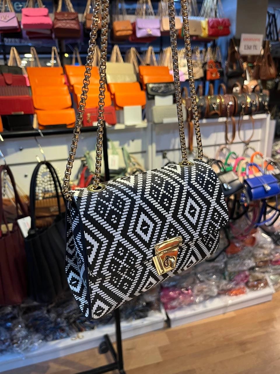 Magazin 1 Renk Zincirli Kalıp Çanta CB3674