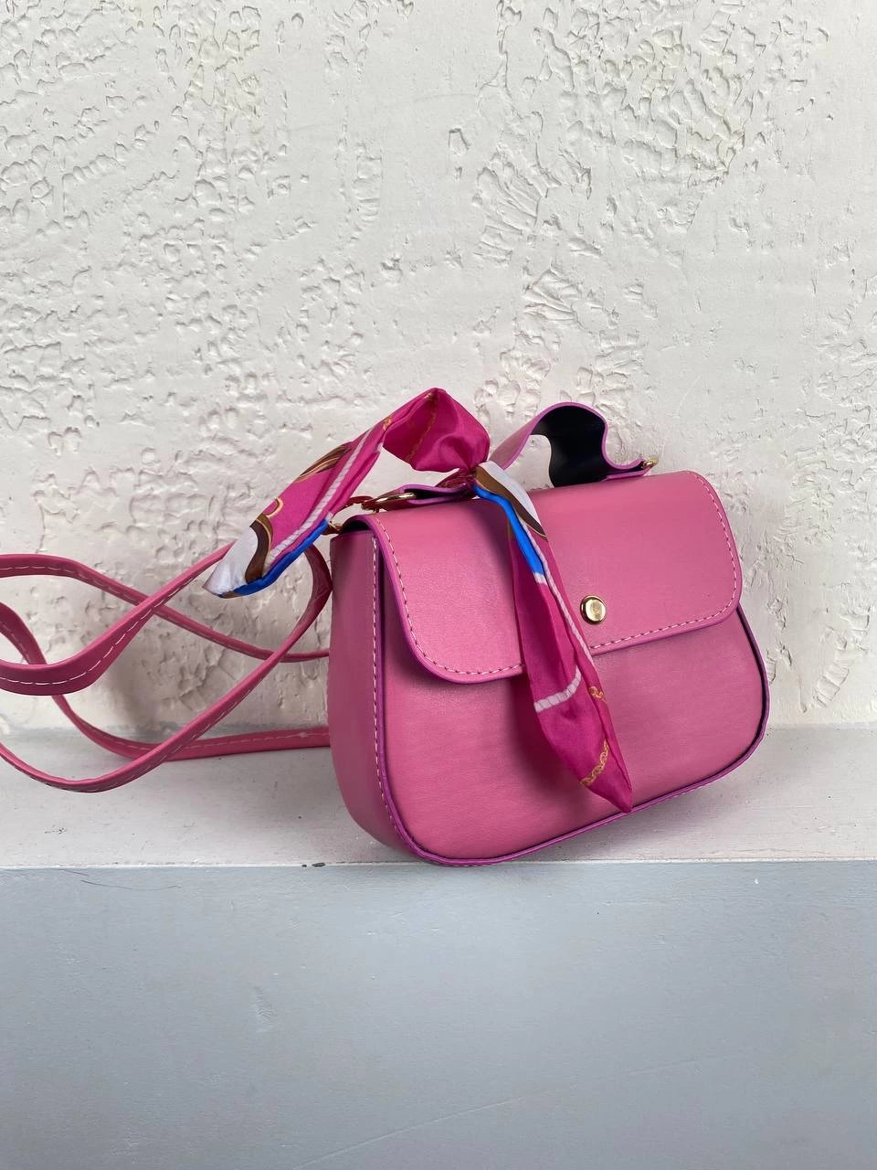 Pembe Renk Fularlı Çapraz Çanta