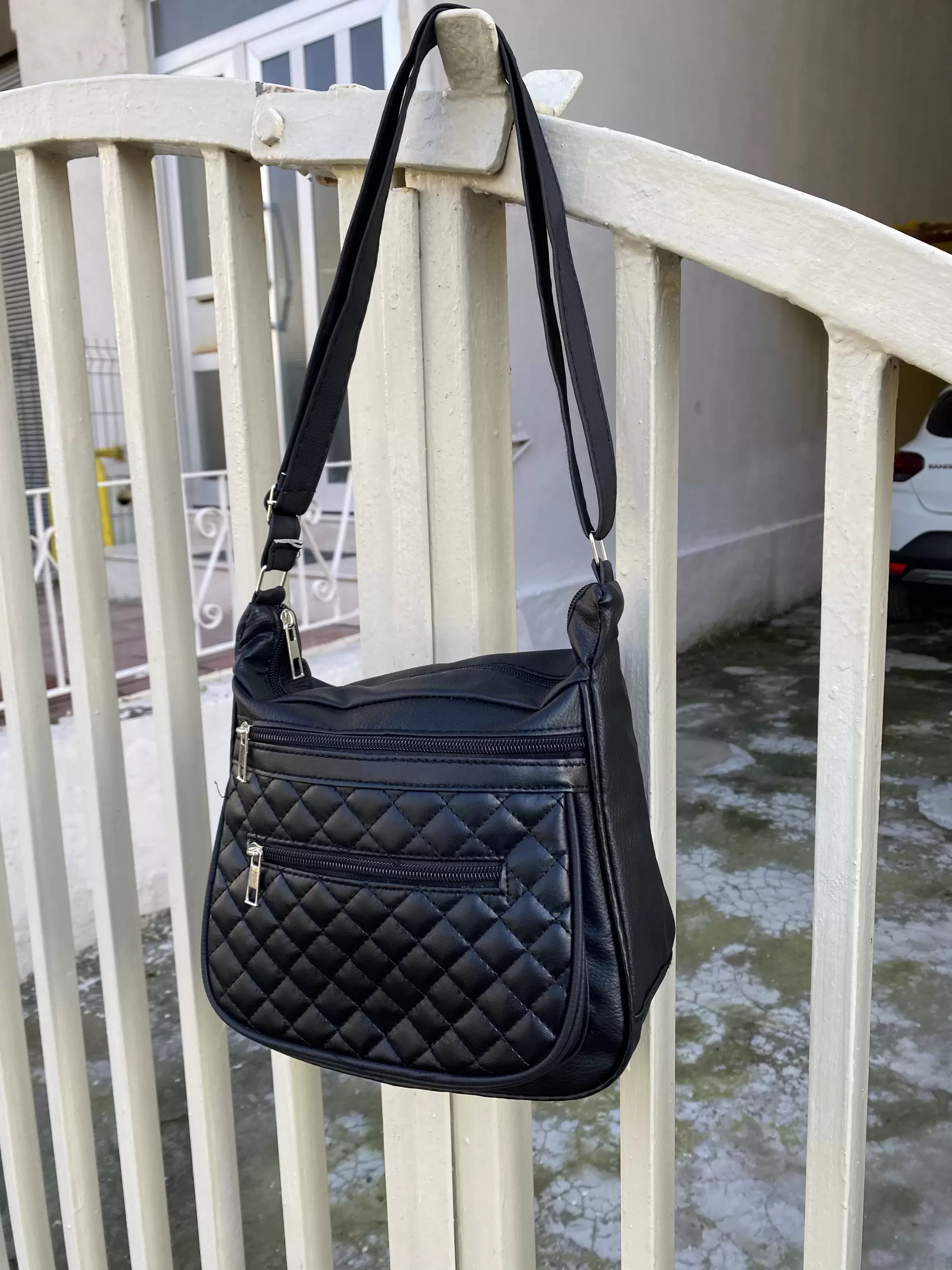 Siyah 4 Bölmeli Çanta