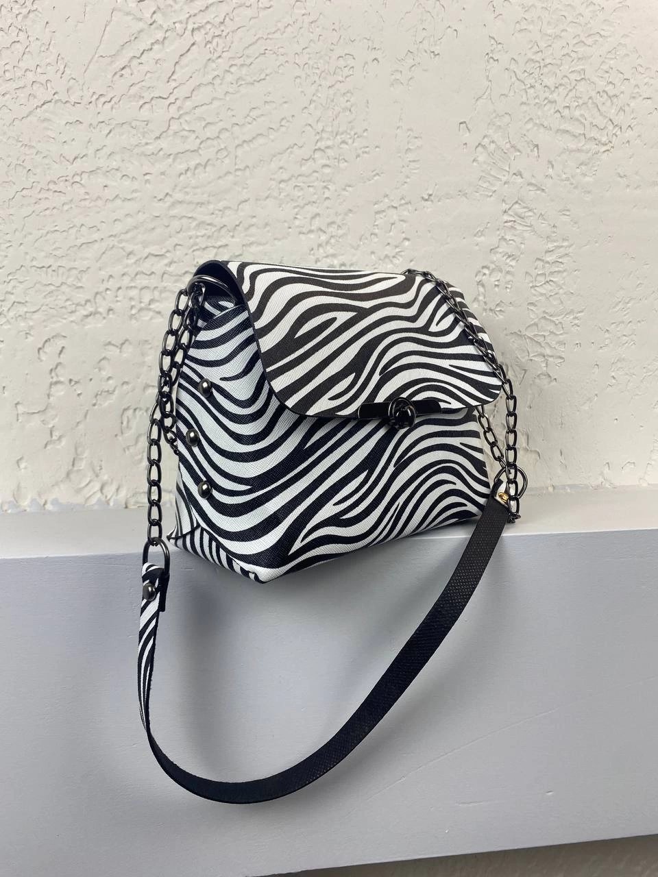 Siyah Beyaz Renk Kalıp Zincirli Çanta