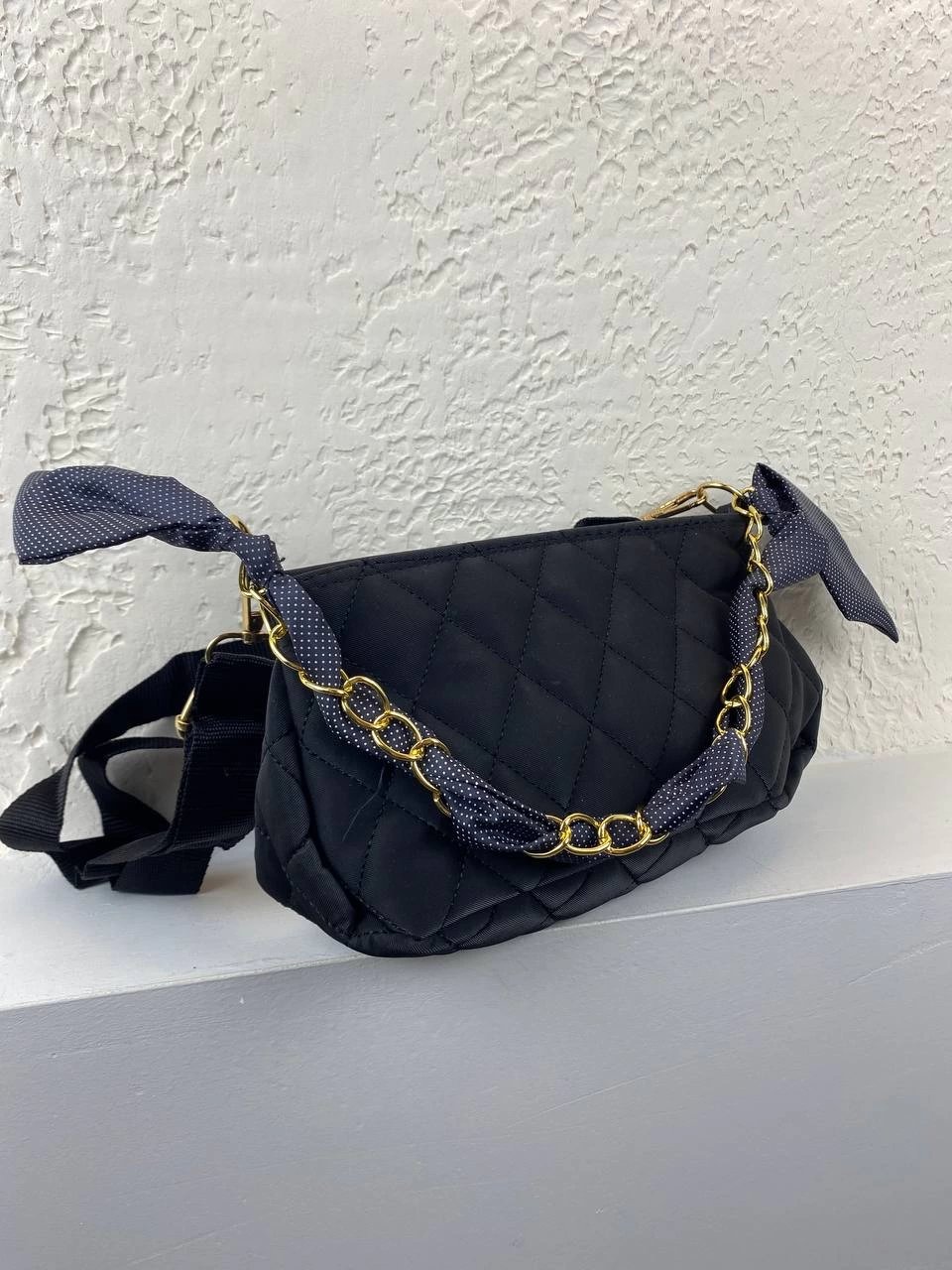 Siyah Fularlı Çapraz Çanta