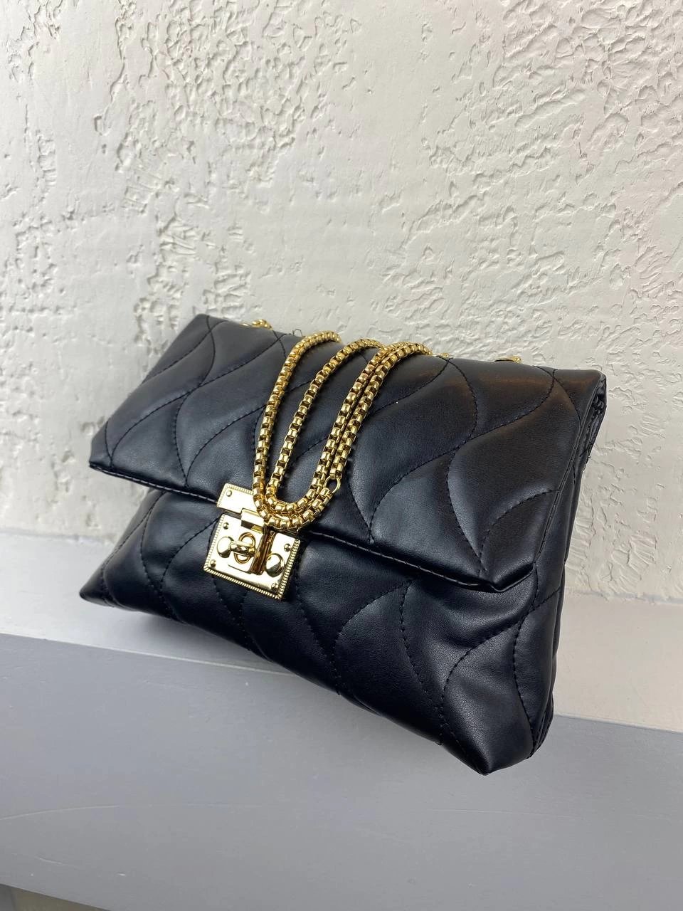 Siyah Kapitone Zincirli Çanta