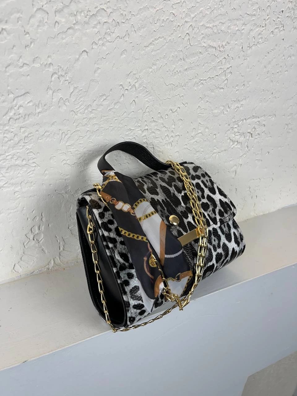 Siyah Leopar Renk Fular Detaylı Kol Çanta CB9825