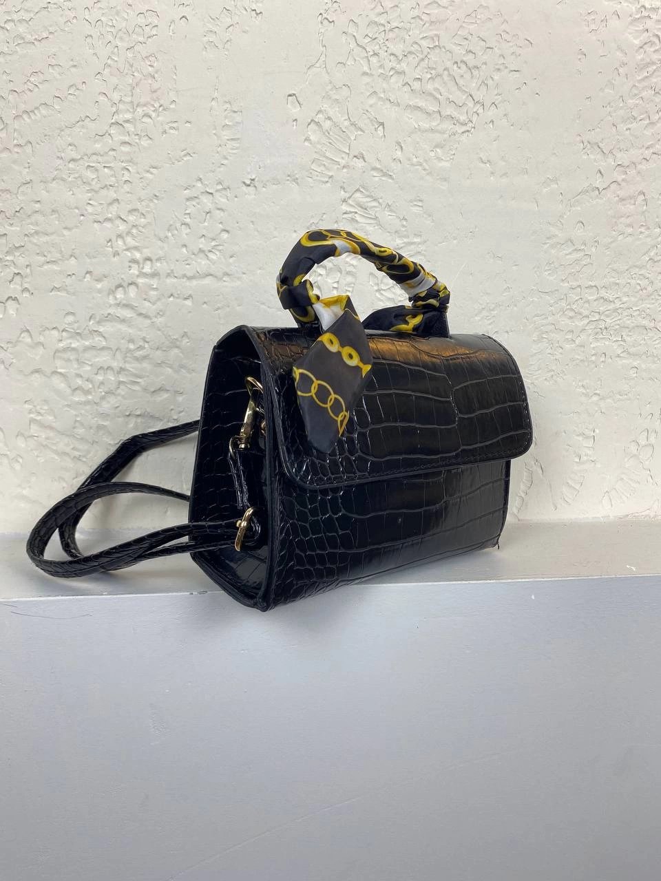 Siyah Renk Fular Detaylı Kol Çanta