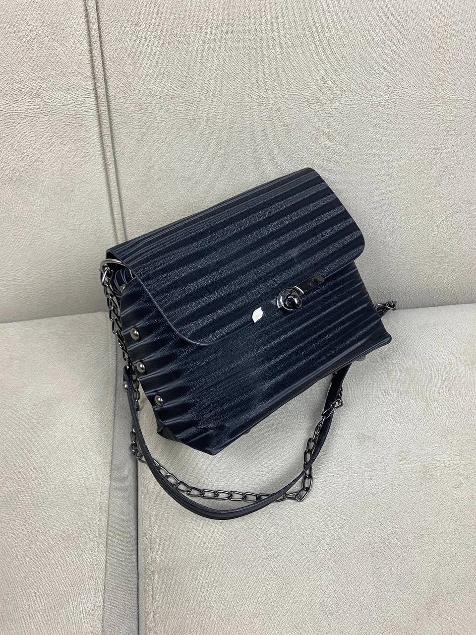 Siyah Renk Kalıp Zincirli Çanta