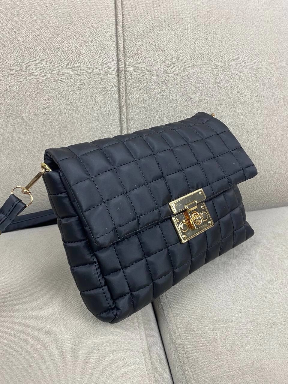 Siyah Renk Kapitone Kilitli Çanta