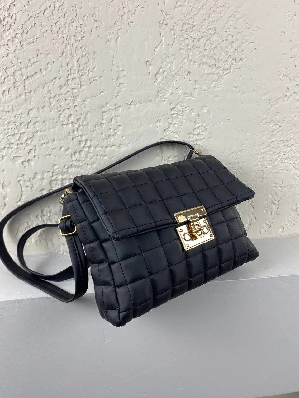 Siyah Renk Kapitone Kilitli Çanta