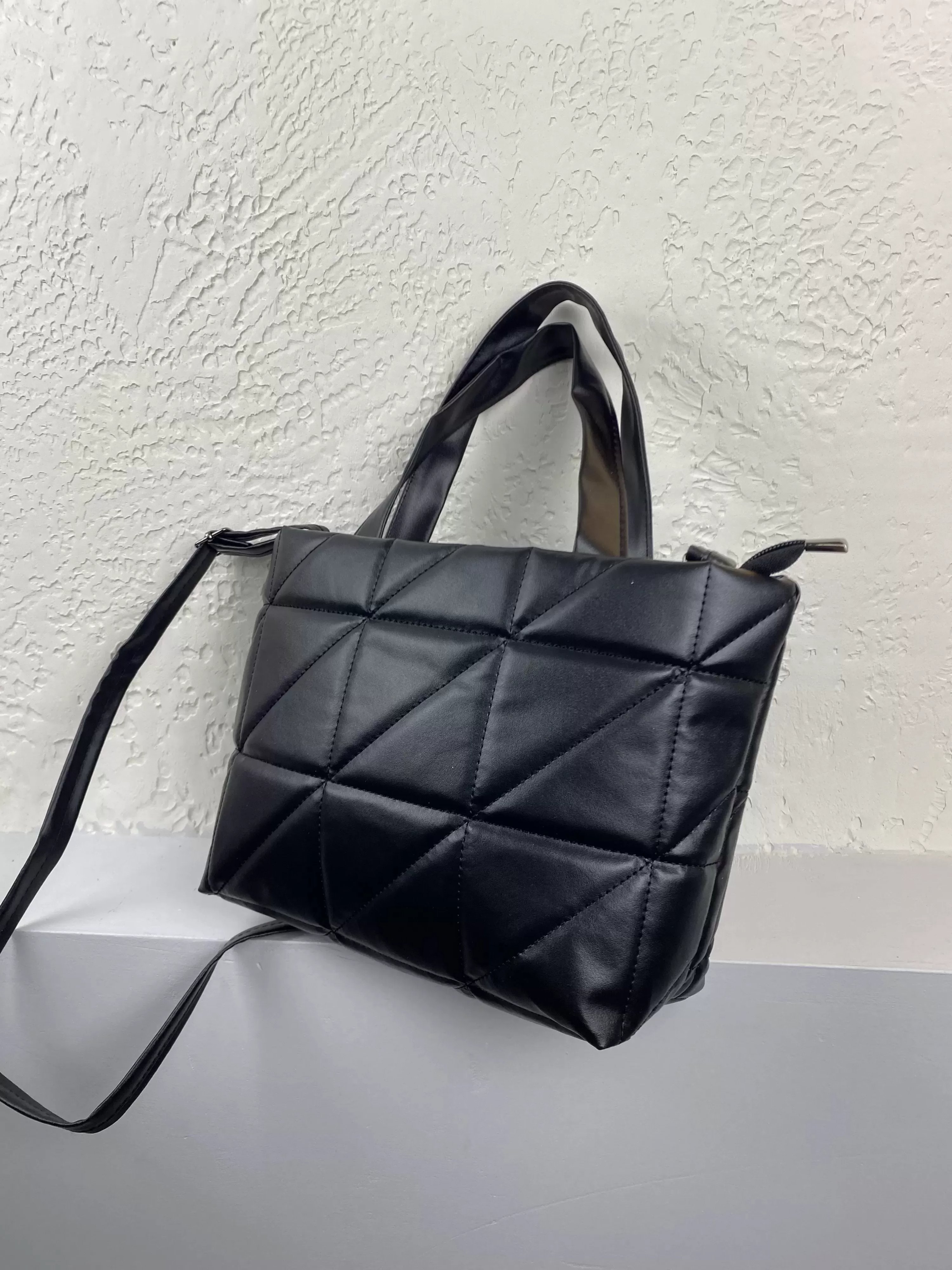 Siyah Renk Kapitone Kol Çanta