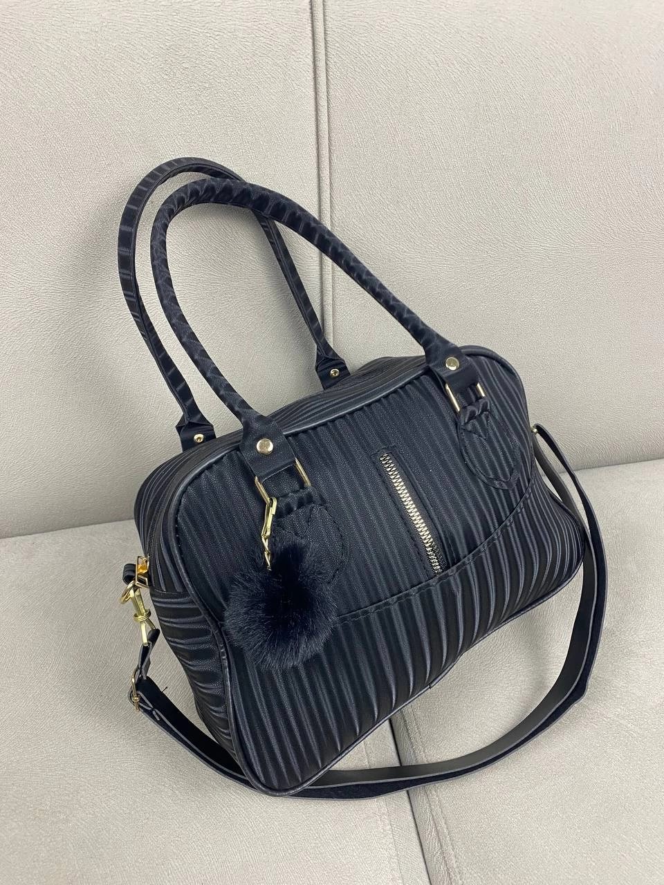 Siyah Renk Orta Boy  Ponponlu Kol Çanta