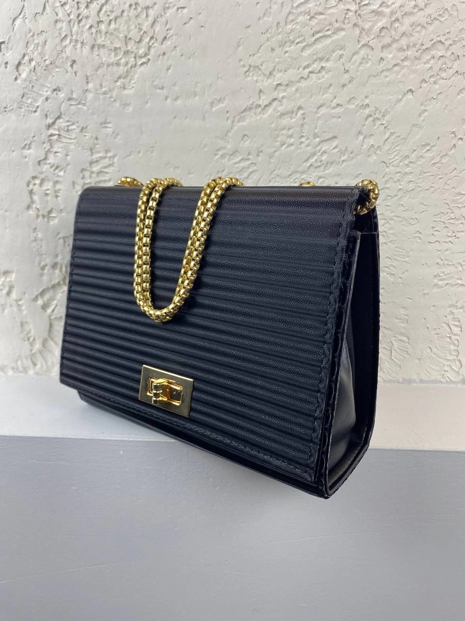 Siyah Renk Zincir Detaylı Çanta