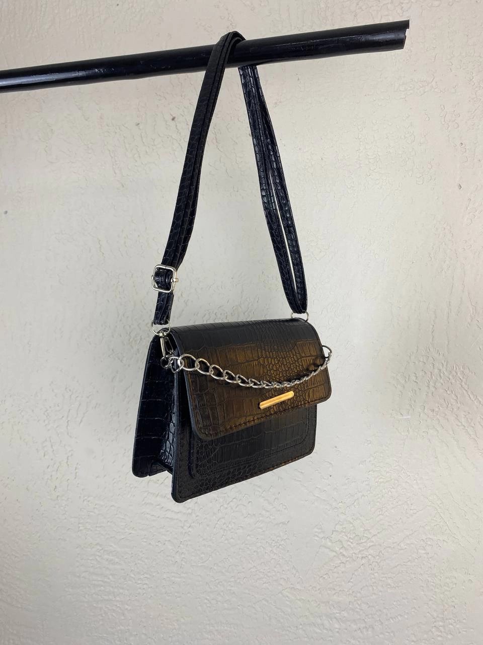 Siyah Renk Zincir Detaylı Çapraz Askı Çanta