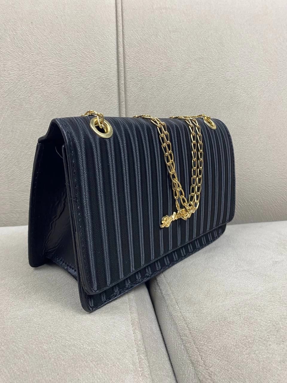 Siyah Renk Zincirli Kalıp Çanta