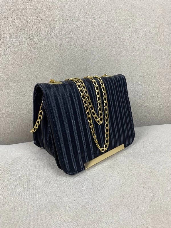 Siyah Renk Zincirli Kalıp Çanta