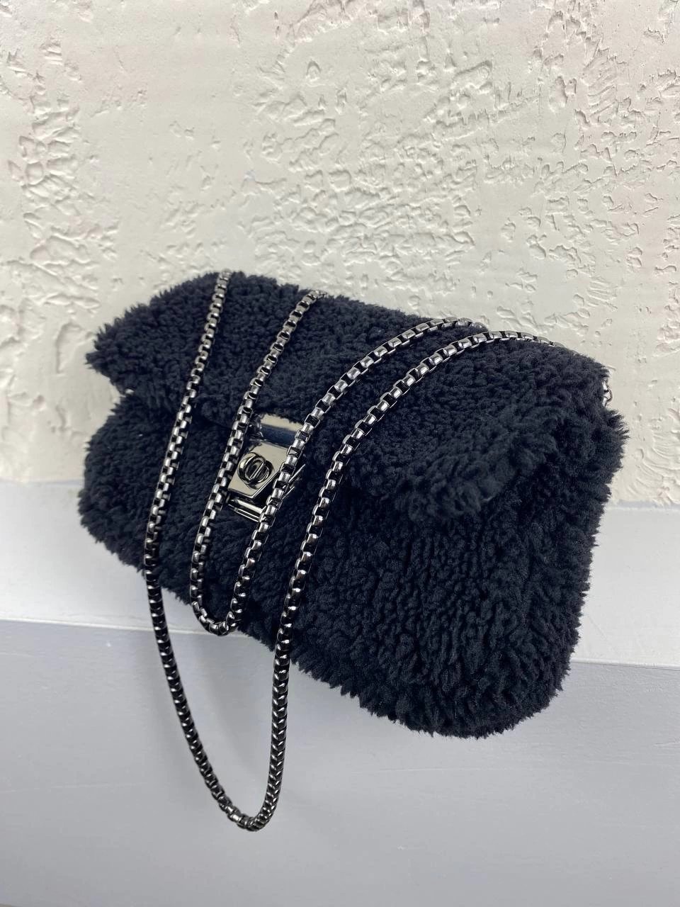 Siyah Renk Zincirli Peluş Çanta