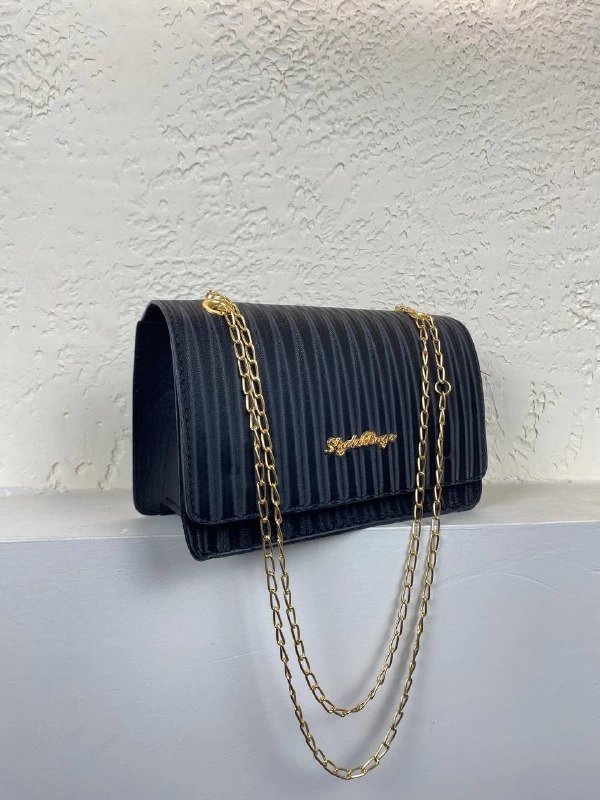 Siyah Zincirli Çapraz Kalıp Çanta