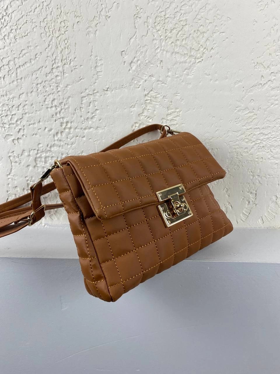 Taba Renk Kapitone Kilitli Çanta