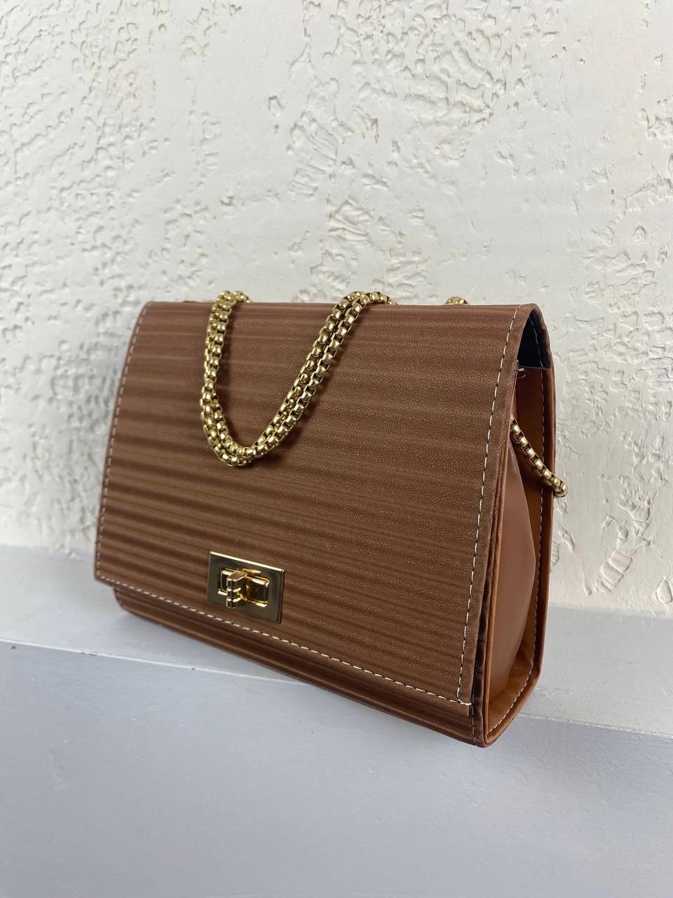 Taba Renk Zincir Detaylı Çanta