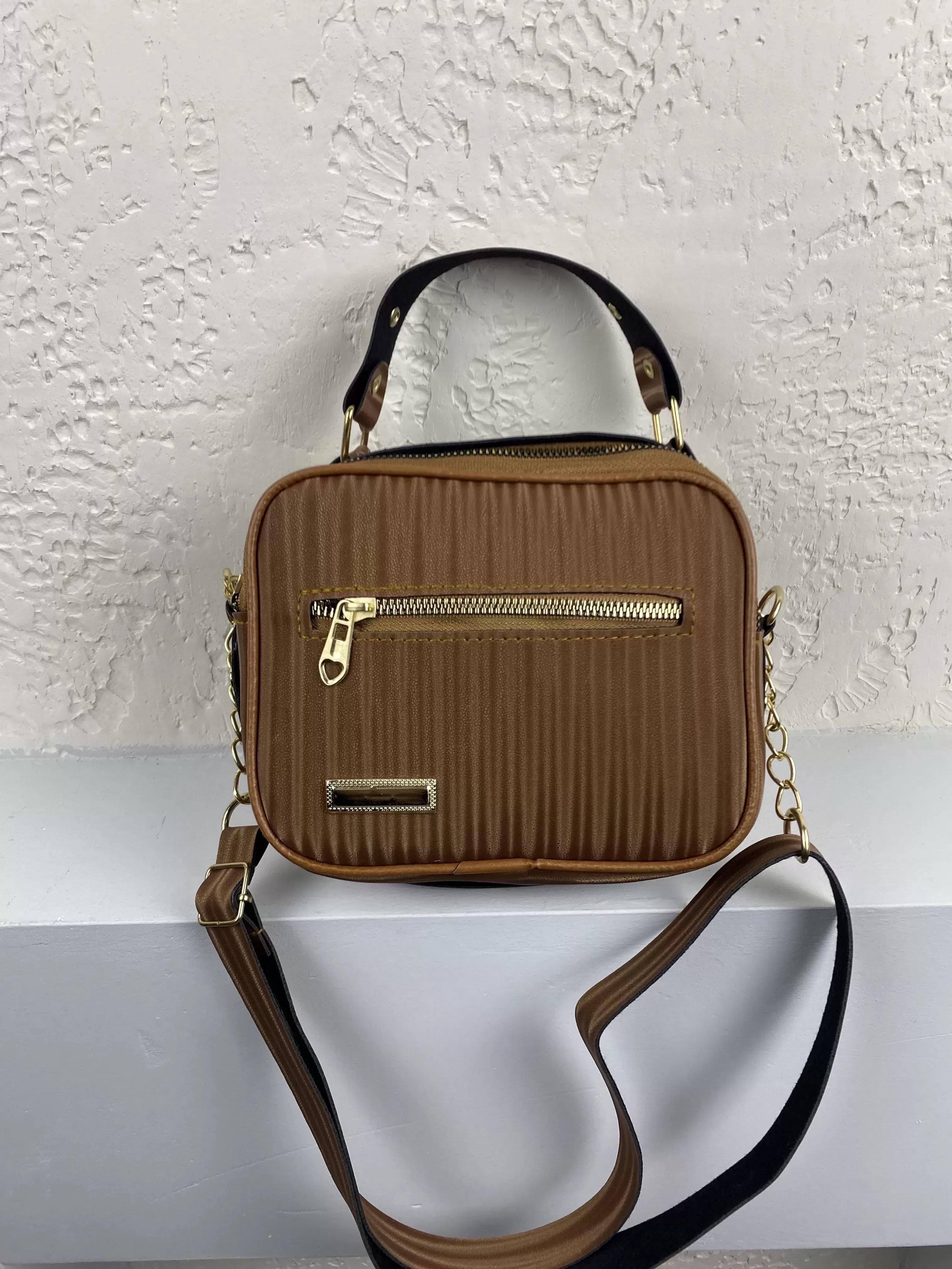 Taba Renk Zincir Detaylı Kol Çanta