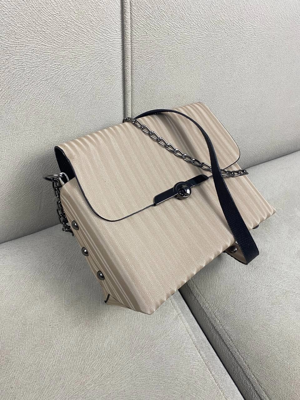 Vizon Renk Kalıp Zincirli Çanta