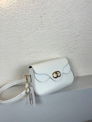 Beyaz Renk Kalıp Önü Kilitli Çanta CB9131