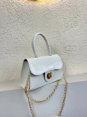 Beyaz Renk Kalıp Zincirli Çanta CB091487