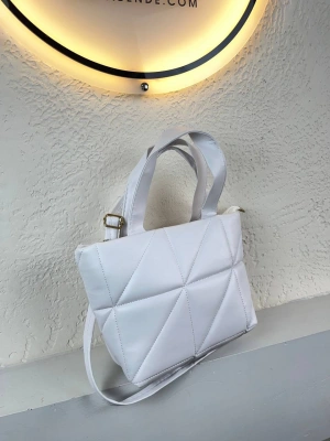 Beyaz Renk Kapitone Kol Çanta CB8203