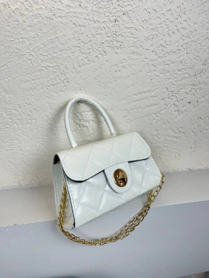 Beyaz Renk Kapitone Zincirli Çanta CB8134