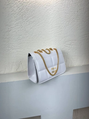 Beyaz Renk MUI Kapitone Zincirli Çanta CB7496