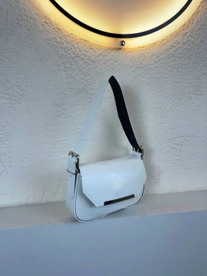 Beyaz Renk Önü Metal Kalıp Çanta CB8459