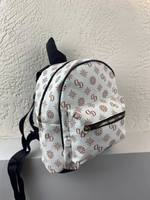 Beyaz Renk Orta Boy Sırt Çanta