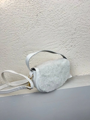 Beyaz Renk Peluş Çanta CB90913