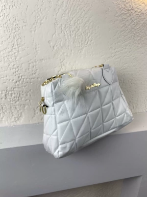 Beyaz Renk Ponpon hediyeli Zincirli Çapraz Çanta CB7826