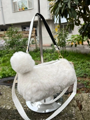 Beyaz Renk PONPON PELUŞLU Çanta CB82191