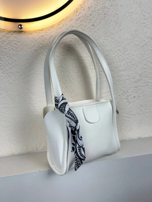 Beyaz Renk Yeni Fularlı Kol Çanta CB1444