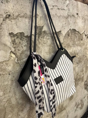 Beyaz Siyah İnce Çizgili Hasır Kol Çanta CB8194