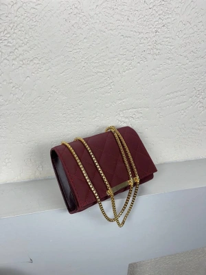 Bordo Kapitone Zincirli Çapraz Çanta CB9669