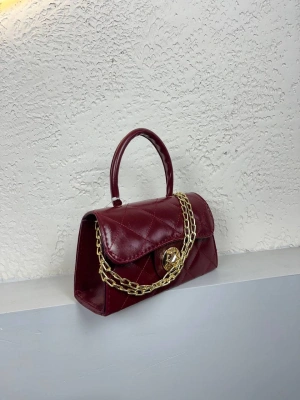 Bordo Renk Kapitone Zincirli Çanta CB8134